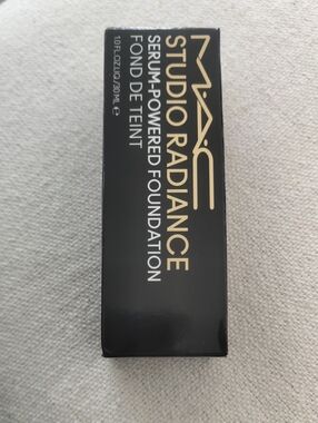 MAC Studio Radiance Serum-Powered Foundation - Black & Gold Box